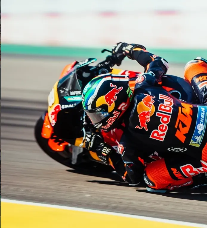 Miguel Oliveira apresenta Brad Binder na BMW